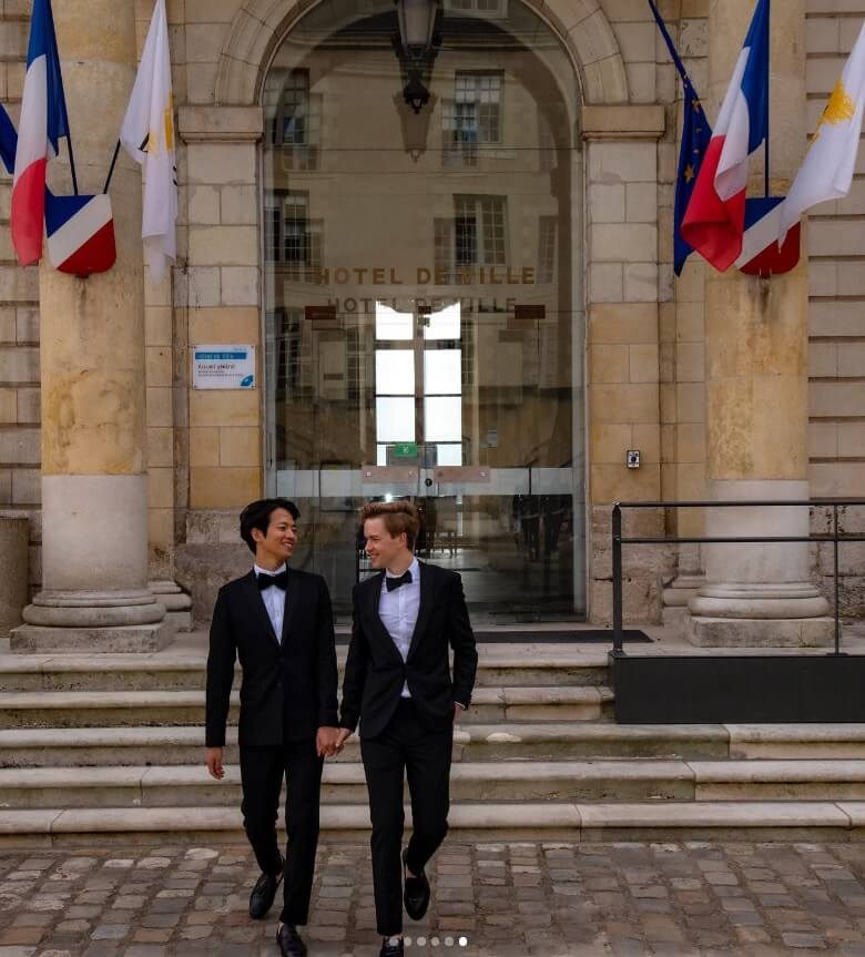 フランスのホテル前で撮影する竹田純とクリス。