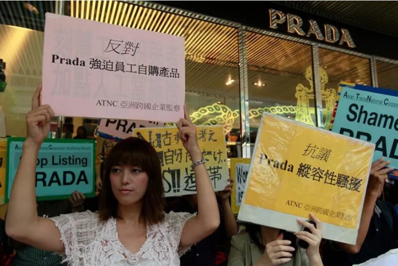 香港で抗議活動をするリナ・ローズ