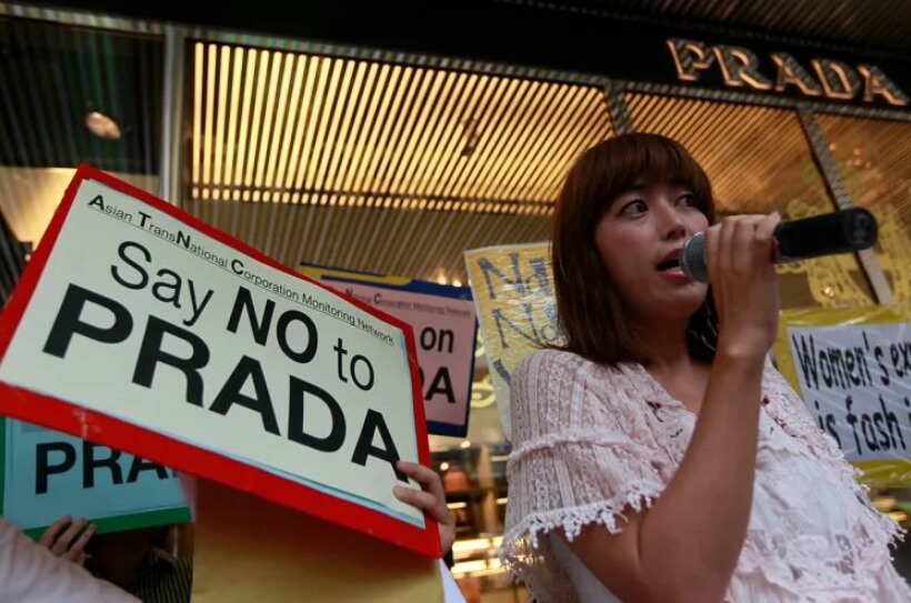 香港で抗議活動をするリナ・ローズ