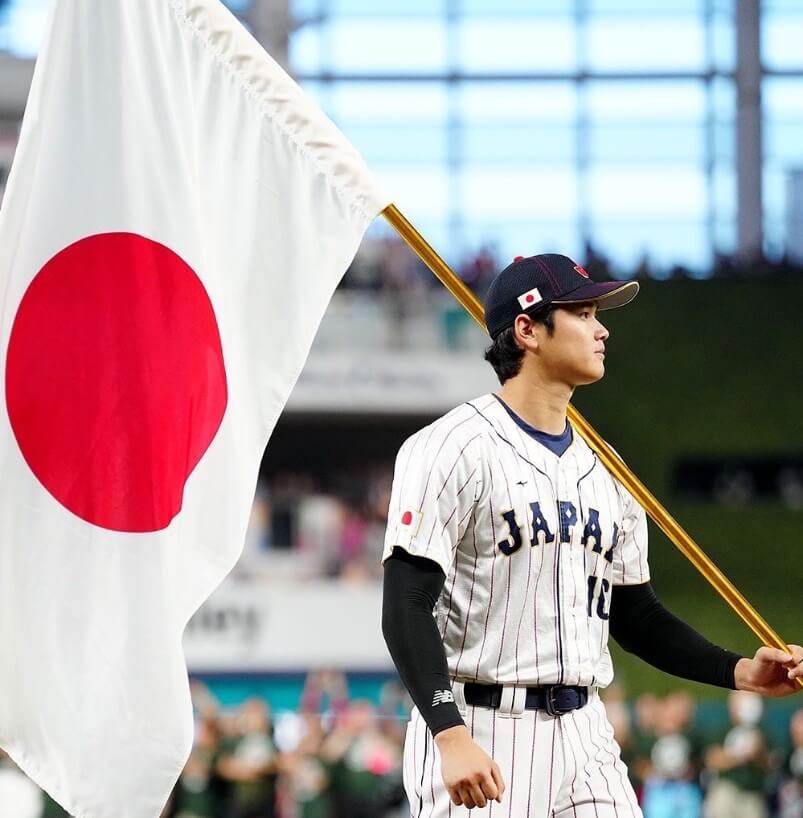 日本国旗を持つ大谷翔平選手